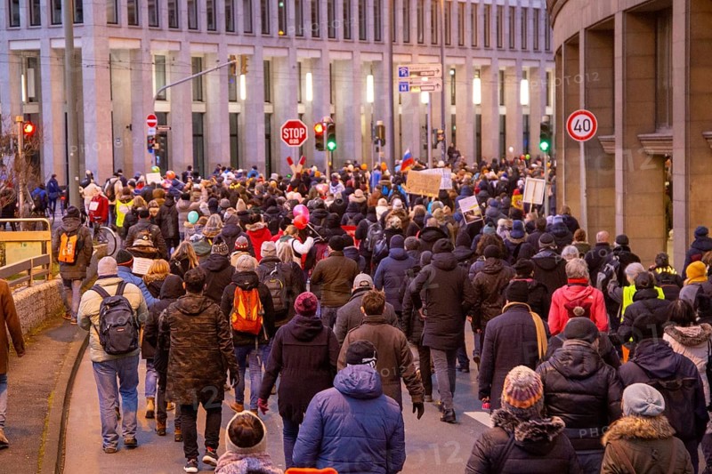 Frankfurt: Large demonstration against the corona measures. The organiser estimates the number of participants at 20, 000