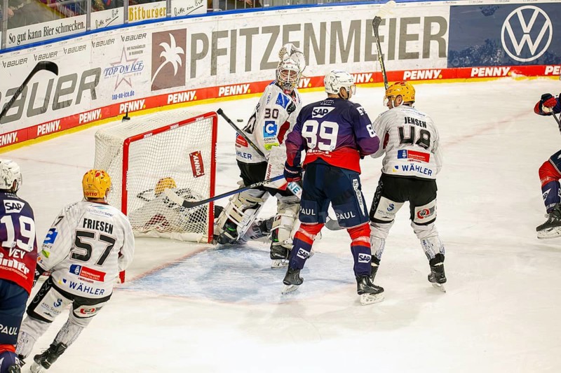 Game scene Adler Mannheim against Fischtown Pinguins Bremerhaven (PENNY DEL, German Ice Hockey League)