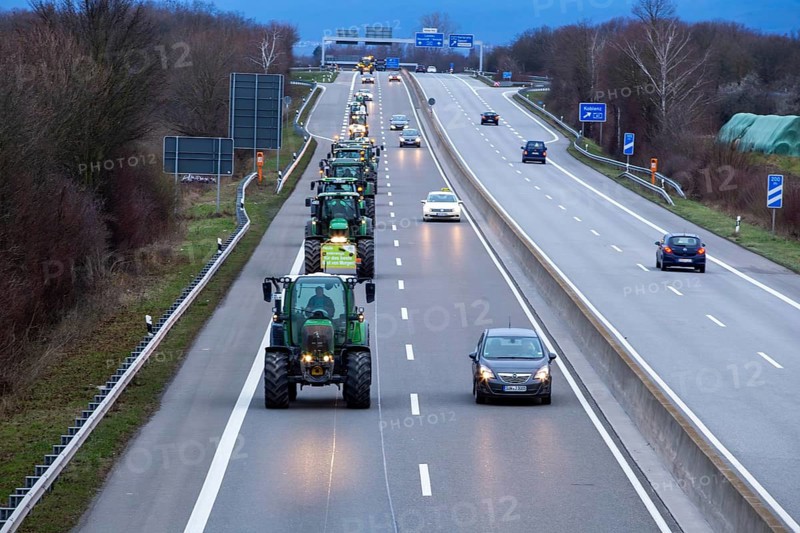 Farmers' protests in the Palatinate: a large convoy of farmers from the southern Palatinate and the Vorderpfalz set off on the A 65 motorway to a rally in Ludwigshafen. The protests are taking place nationwide and are directed against the government's plans to cancel subsidies for agricultural diesel and tax breaks for agricultural vehicles