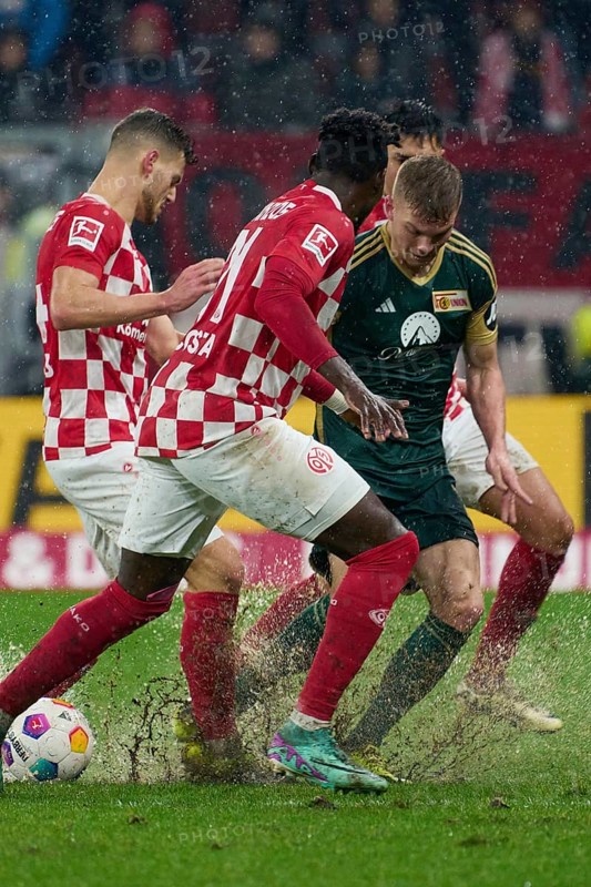 Football Bundesliga catch-up match Mainz 05-Union Berlin at the MEWA-Arena in Mainz. Mainz's (l-r) Tom Krauss and Danny da Costa and Berlin's Andras shepherd battle for the ball. Mainz, Rhineland-Palatinate, Germany, Europe