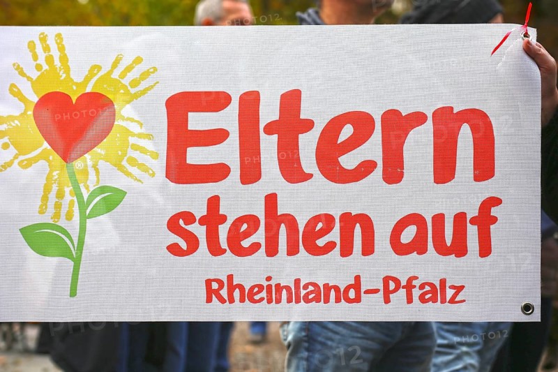 Corona protests in Mannheim: Several hundred opponents of the current corona measures gather at a rally organised at short notice