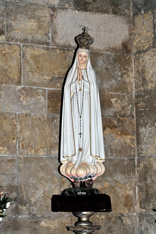 Madonna statue, Church statue, Se Dom, Igreja de Santa Maria Maior, Se Patriarcal de Lisboa, Cathedral, Start of construction 1147, Alfama neighbourhood, Lisbon, Lisboa, Portugal, Europe