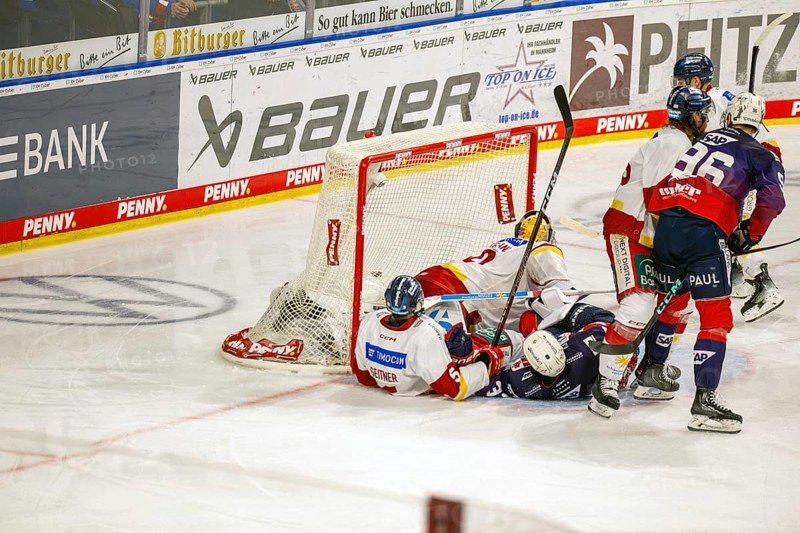 Game scene Adler Mannheim against Duesseldorfer EG (PENNY DEL, German Ice Hockey League)