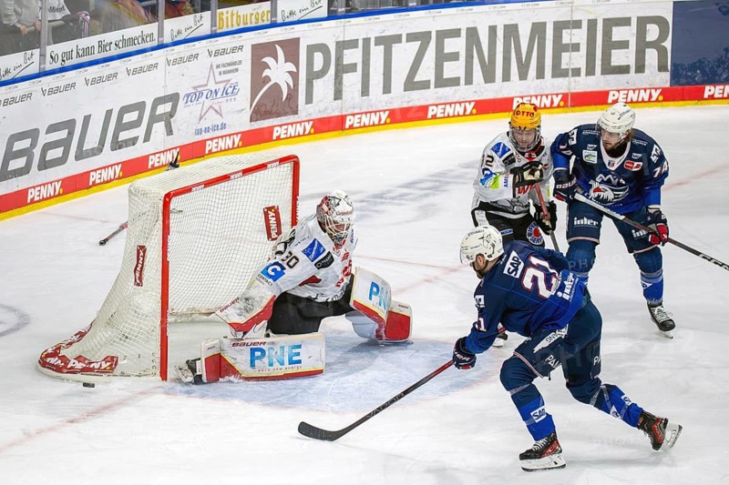 Game scene Adler Mannheim against Fischtown Pinguins Bremerhaven (PENNY DEL, German Ice Hockey League)