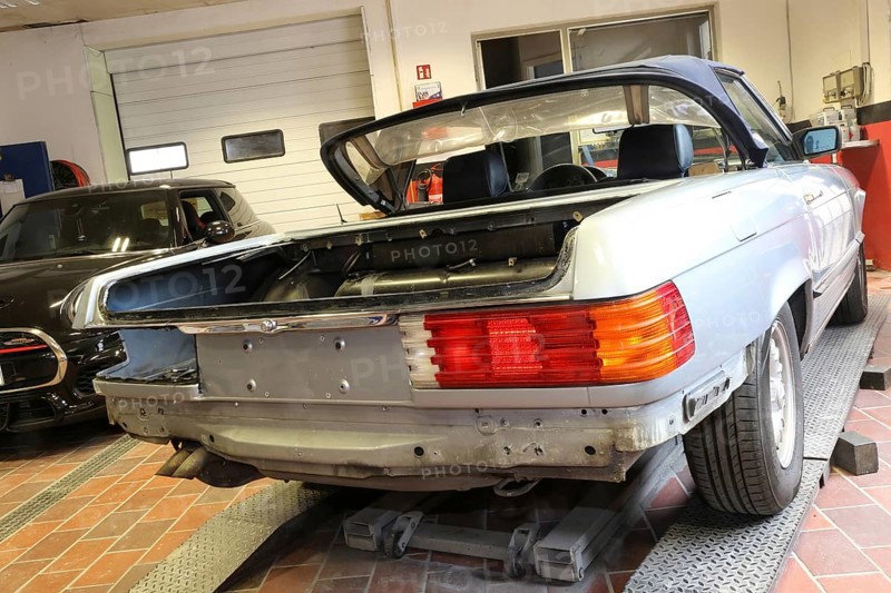 Restoration of a Mercedes 380 SL in a car paint shop