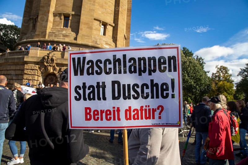 Citizens' protests in Mannheim. The participants held signs protesting against arms deliveries, Russia sanctions and the associated energy crisis, among other things. This sign refers to a quote from Winfried Kretschmann in relation to saving energy. Kretschmann said that flannels are also a good invention