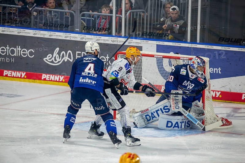 Game scene Adler Mannheim against Fischtown Pinguins Bremerhaven (PENNY DEL, German Ice Hockey League)