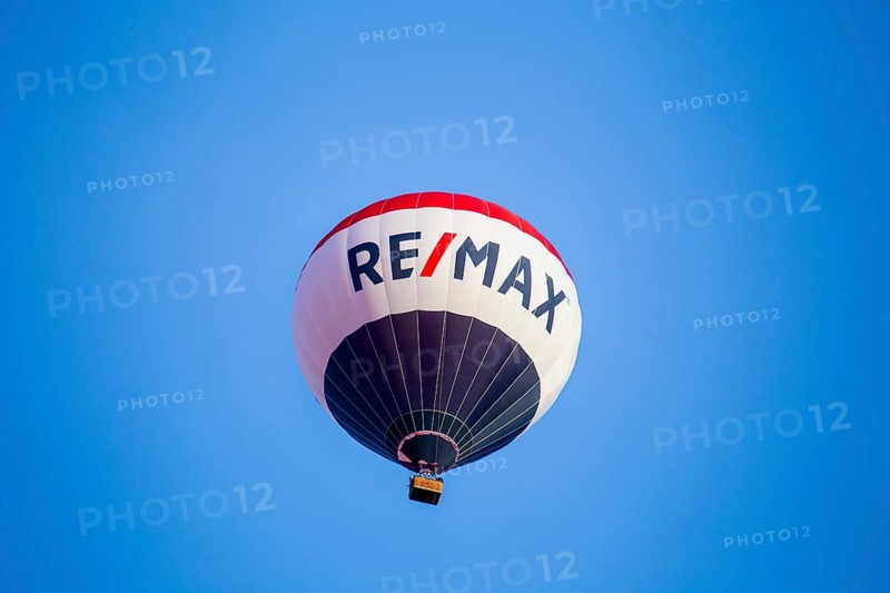 Hot air balloon in the evening sky over Mutterstadt, Palatinate (02/09/2023)