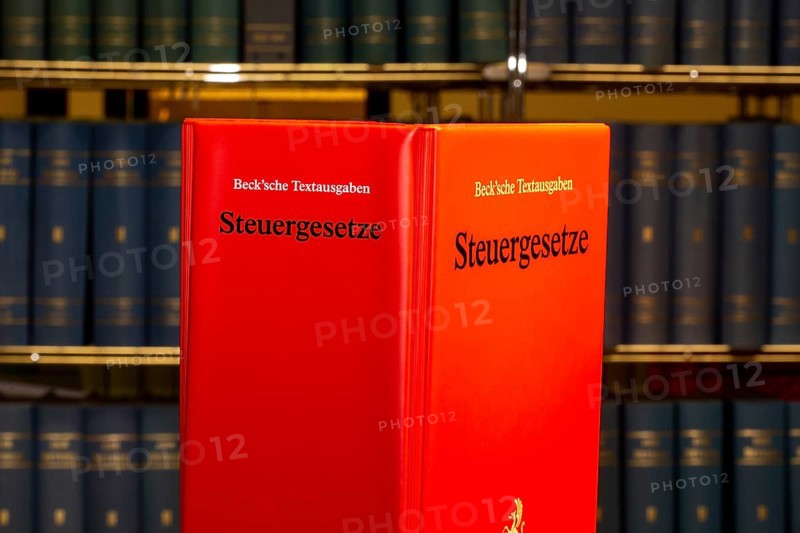 Symbolic image of tax advice: specialist book STEUERGESETZE from Beck-Verlag in front of a bookshelf