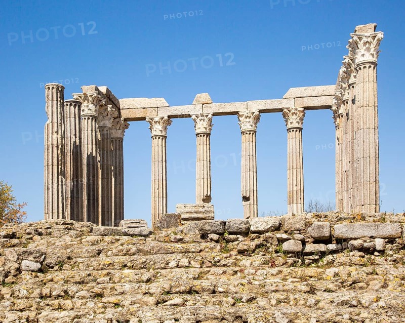 Templo Romano, Roman temple, ruins dating from 2nd or early 3rd century, commonly referred to as Temple of Dianan, but possibly dedicated to Julius Caesar. 14 Corinthian columns capped with marble from Estramoz. Evora, Alto Alentejo, Portugal, southern Europe, Europe