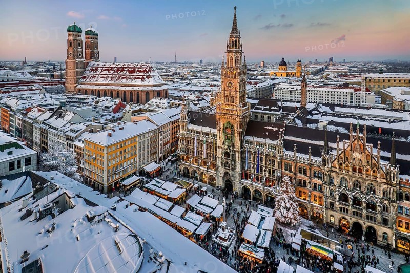 Snow-covered Marienplatz with Christmas market, Christmas market, town hall and towers of the Church of Our Lady in the evening sun, Munich, Upper Bavaria, Bavaria, Germany, Europe
