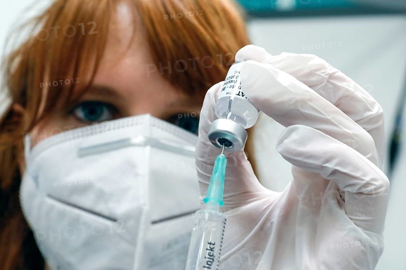 Drawing up a syringe with the Biontech Pfizer active ingredient Comirnaty against Covid19 in a vaccination centre, Rathenow, 14.04.2021