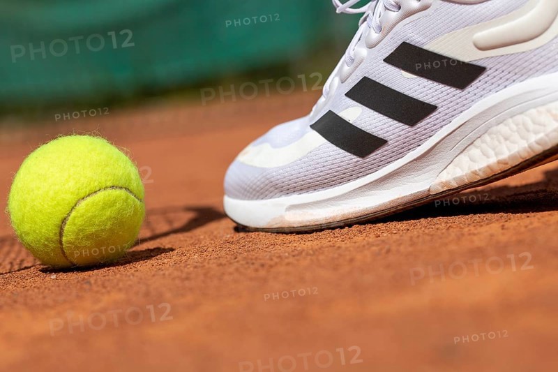 Symbolic image of tennis: close-up of a tennis player on a clay court