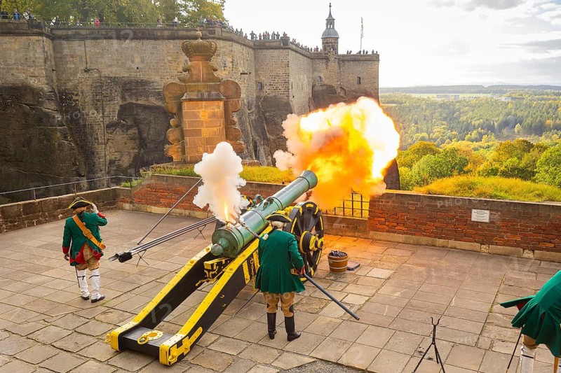 Koenigstein Fortress in Saxon Switzerland. A cannon belonging to the Koenigstein Fortress, built in 1712, was christened DIE STARKE AUGUSTE and fired. By the Electoral Saxon Gunners 1730 of the Rifle Society Friedersdorf., Koenigstein, Saxony, Germany, Europe
