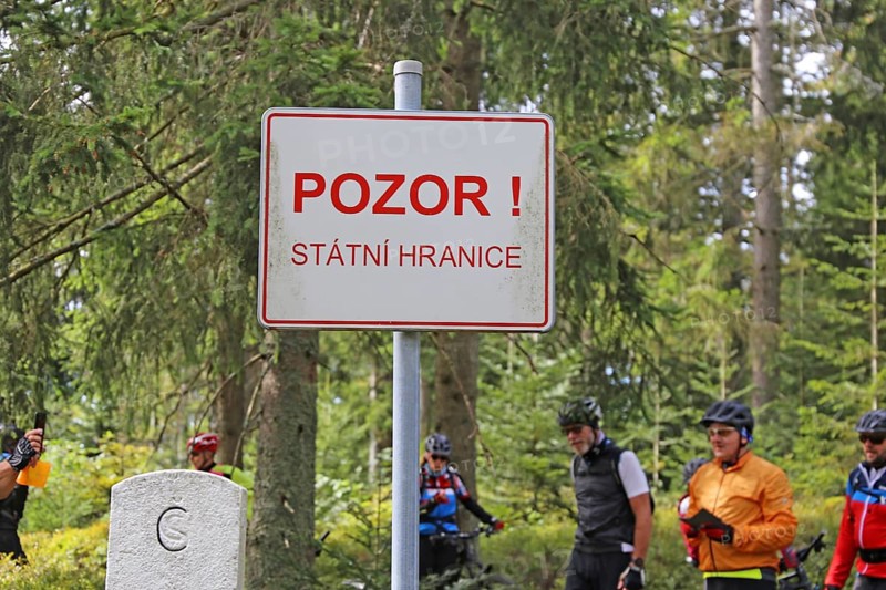 Mountain bike tour through the Bavarian Forest with the DAV Summit Club: National border on the Osser between Germany (Bavarian Forest) and the Czech Republic (Bohemian Forest) . The sign reads Attention! State border
