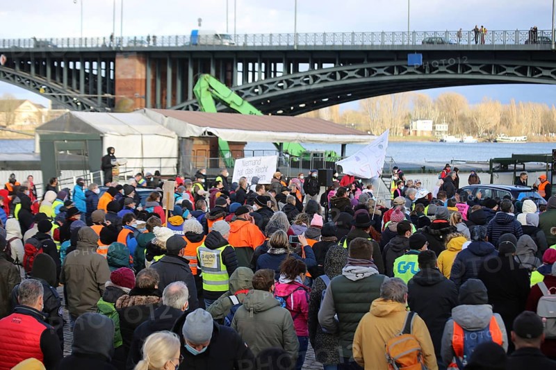 Mainz: A demonstration against the coronavirus measures took place under the slogan One year of lockdown policy - enough is enough . It was organised by private individuals. Demonstrations were held in all state capitals on this day