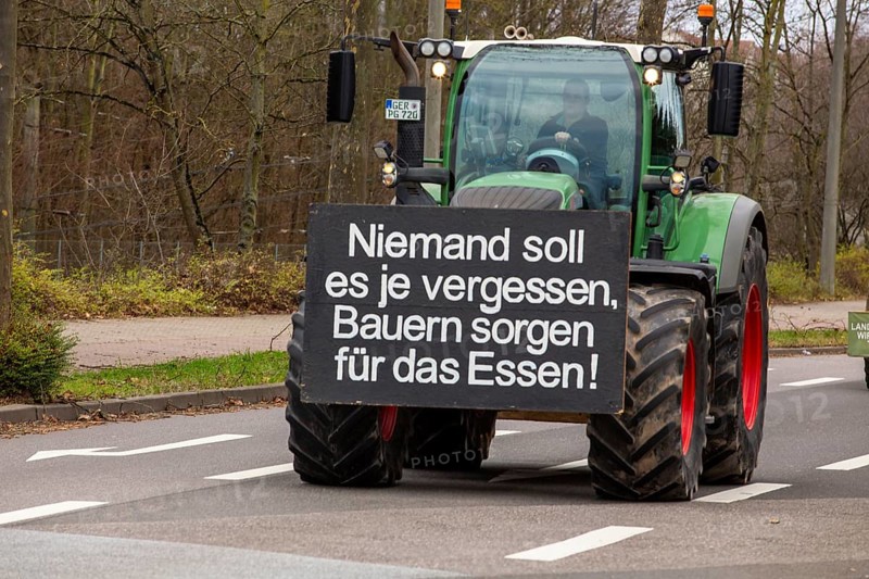 Farmers' protests in Ludwigshafen am Rhein: Large convoy of farmers from the Southern Palatinate and the Vorderpfalz on their way to a rally in Ludwigshafen. The protests are taking place nationwide and are directed against the government's plans to cancel subsidies for agricultural diesel and tax breaks for agricultural vehicles