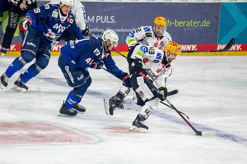 Game scene Adler Mannheim against Fischtown Pinguins Bremerhaven (PENNY DEL, German Ice Hockey League)