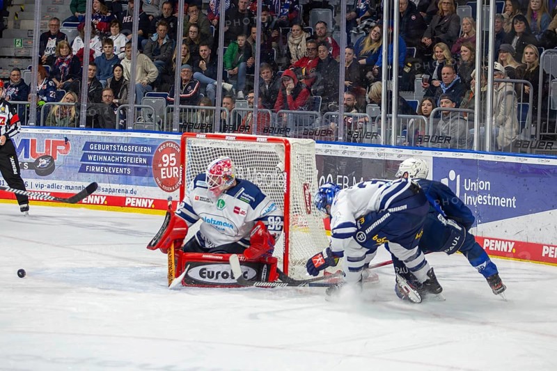 26.01.2024, DEL, German Ice Hockey League, Matchday 41) : Adler Mannheim vs Iserlohn Roosters (Tough duel in front of the Iserlohn Roosters goal)