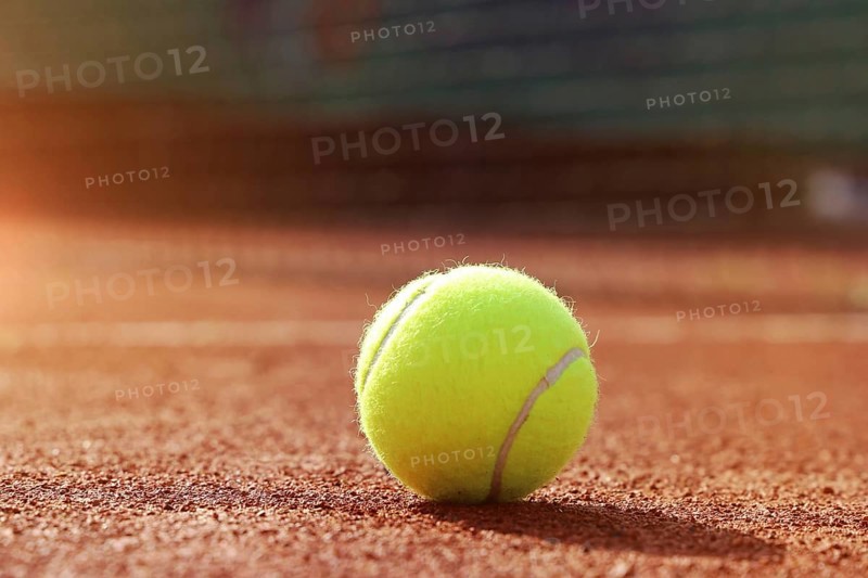 Symbolic image: Tennis court with ball and net, close-up