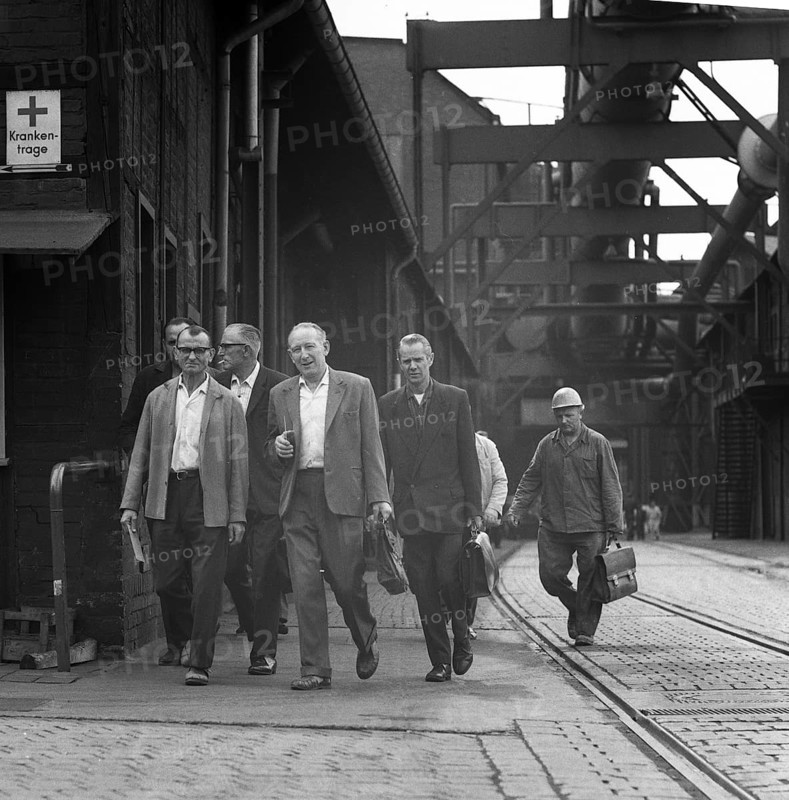 DEU, Germany, Dortmund: Personalities from politics, business and culture from the years 1965-71. Dortmund. Hoesch AG. Steelworks, Phoenix ca 1965. shift change, Europe