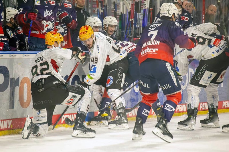 Game scene Adler Mannheim against Fischtown Pinguins Bremerhaven (PENNY DEL, German Ice Hockey League)