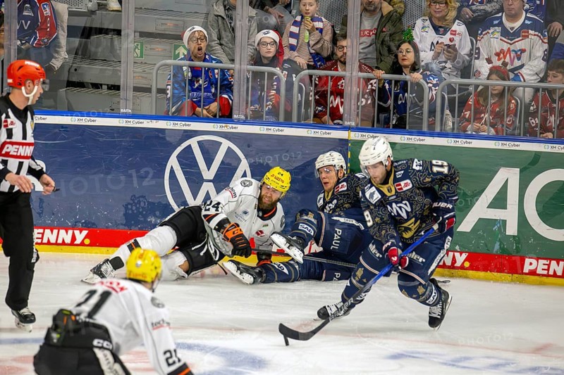 Game scene Adler Mannheim against Loewen Frankfurt (PENNY DEL, German Ice Hockey League)