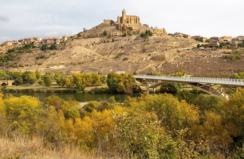 Church and castle on hilltop modern bridge over River Ebro, San Vicente de la Sonsierra, La Rioja, Spain, Europe