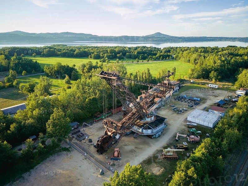 The excavator 1452 with the type designation SRs 1200 is a bucket wheel excavator that was manufactured in 1961 by VEB Schwermaschinenbau Lauchhammerwerk for lignite mining and was in use until 2001. After being decommissioned, the bucket-wheel excavator remained in the former Berzdorf open-cast mine near Goerlitz (now Lake Berzdorf) and has since been preserved as a museum by the Berzdorf - Oberlausitz Mining Witness Association. Due to its significance in terms of local and technical history, it has also been included in the