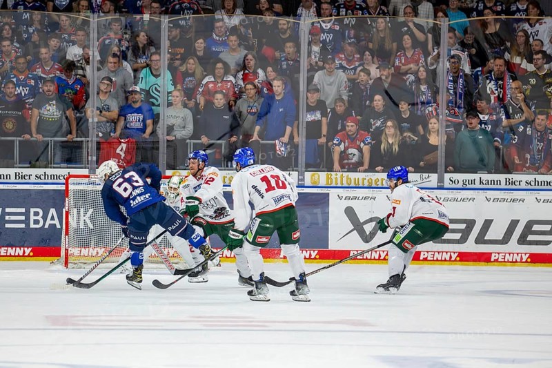 Game scene Adler Mannheim against Augsburg Panther (PENNY DEL, German Ice Hockey League)