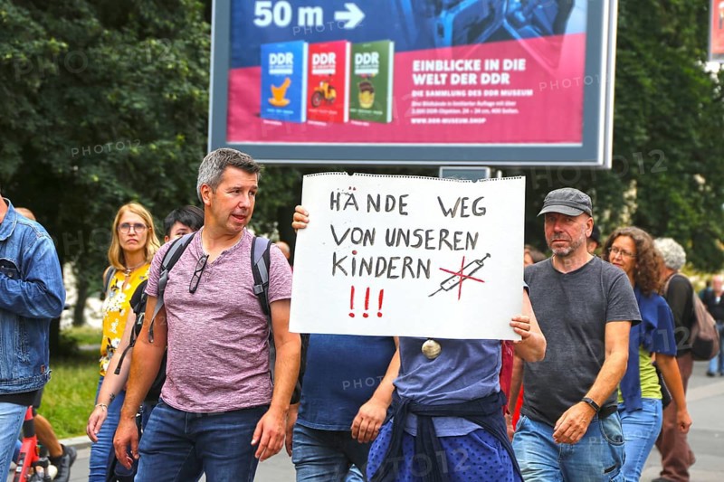 Berlin: The planned lateral thinkers' demonstration for peace and freedom against the corona measures of the federal government has been banned. A group of demonstrators marches towards Alexanderplatz