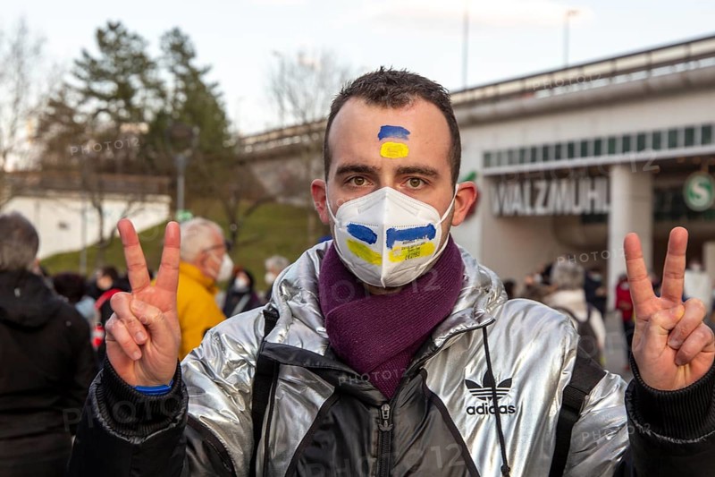 Peace demonstration against the war in Ukraine in the cities of Ludwigshafen and Mannheim with a joint closing rally in the cour d'honneur at Mannheim Palace. A young man of Ukrainian origin shows the peace sign. One of his friends is on a combat mission in Kharkiv