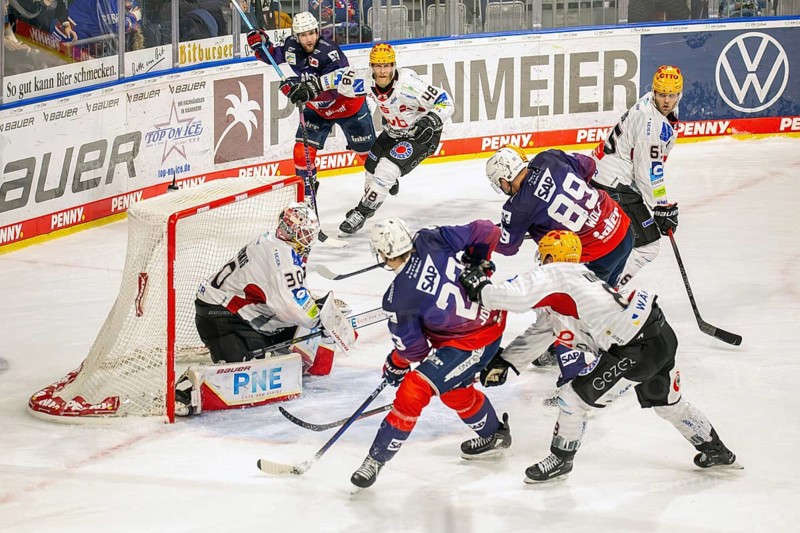 Game scene Adler Mannheim against Fischtown Pinguins Bremerhaven (PENNY DEL, German Ice Hockey League)