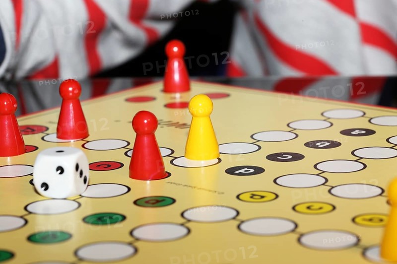 Symbolic image: Family playing Mensch aergere Dich nicht
