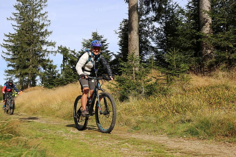 Mountain bike tour through the Bavarian Forest with the DAV Summit Club: Mountain bikers in the Bohemian Forest near the border with Bavaria