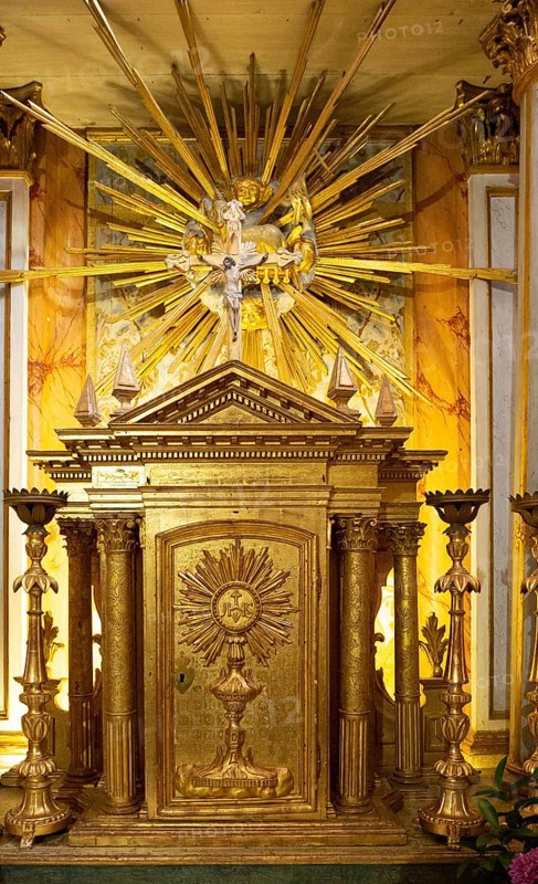 Ornately decorated altar nside the 17th century church of Igreja de Santiago, Tavira, Algarve, Portugal, Southern Europe, Europe