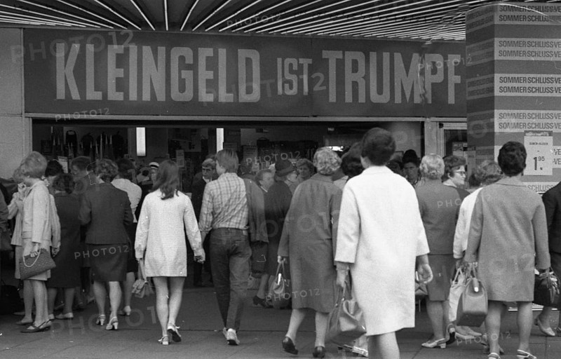 DEU, Germany, Dortmund: Personalities from politics, business and culture from the years 1965-71. Dortmund. Trade. Summer sales (SSV) 1965. slogan: small change is trumps, Europe