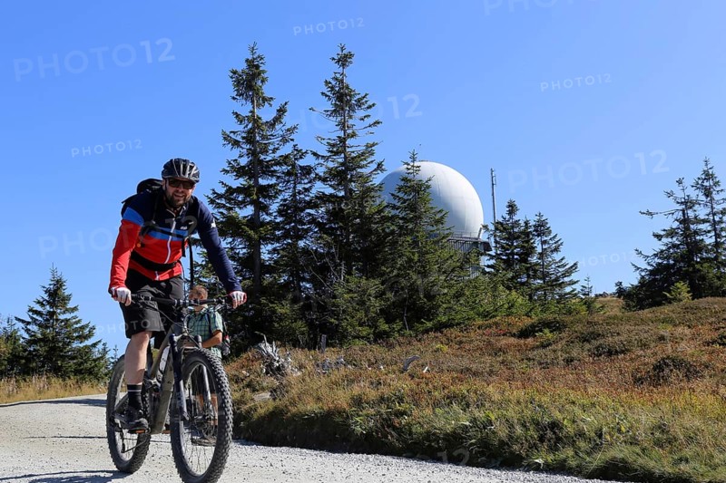 Mountain bike tour through the Bavarian Forest with the DAV Summit Club: Mountain bikers on the summit of the Grosser Arber 1, 456 metres above sea level