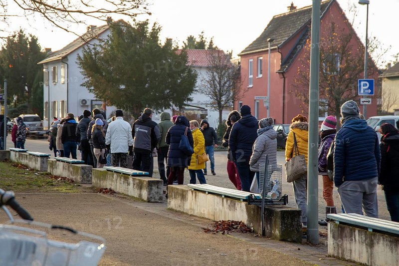 Vaccination bus in Mutterstadt, Rhineland-Palatinate. A queue of several hundred metres forms in front of the bus