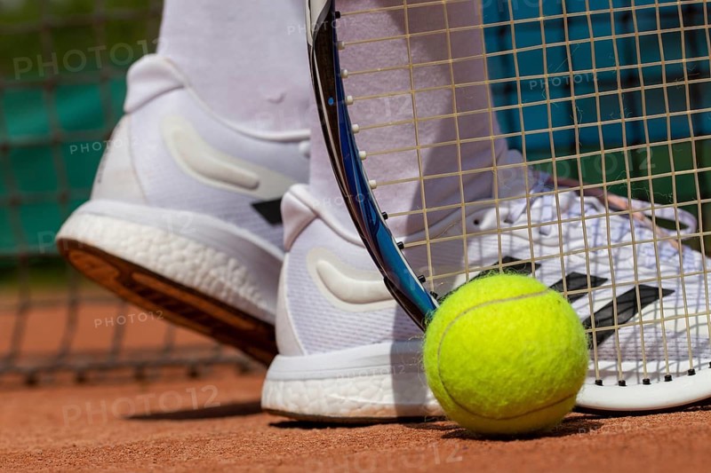 Symbolic image of tennis: close-up of a tennis player on a clay court