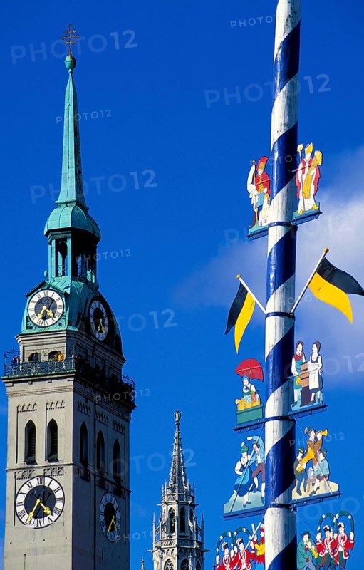 May pole on Viktualienmarkt and Church St Peter, Munich, Bavaria, Germany, Europe