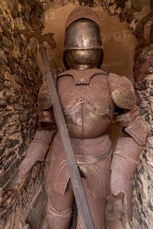 Rusty knight's armour with lance in a niche in the outer bailey, Ronneburg Castle, medieval knight's castle, Ronneburg, Ronneburger Huegelland, Main-Kinzig-Kreis, Hesse, Germany, Europe