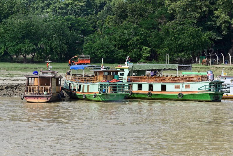Excursion boat on the Irrawaddy, also known as Ayeyarwady, river between Mandalay and Bagan, Myanmar, Asia