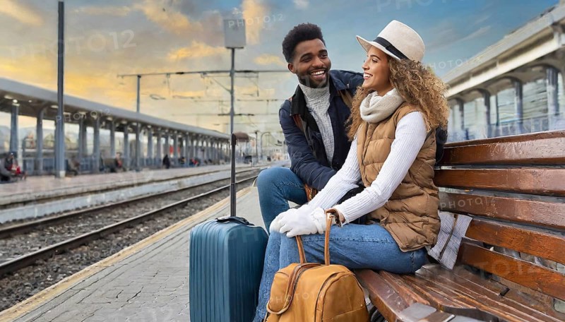 AI generated, A young couple wants to travel and is waiting for the train at the station, 20, 25, blond, blonde, modern, modern, handbag, fur jacket, boots, sexy, attractive, attractive, long-haired, transport, traffic