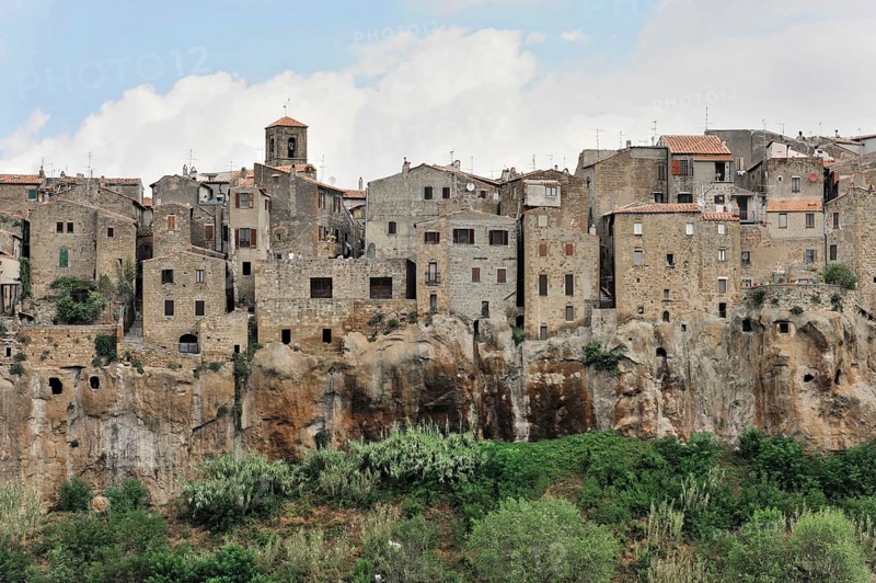 View of the old town of Pitigliano, Tuscany, Italy, Europe