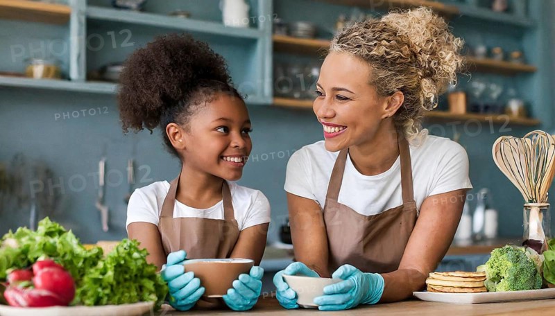 KI generated, woman, woman, 30, 35, blonde, blond, blonde, kitchen, sink, kitchen table, dishes, washing up, washing dishes, plates, cups, glasses, dishcloth, gloves, cleaning, water, polishing cloth, polishing, clean, cleanliness, housewife, mother, family, daughter, 8, 10, years