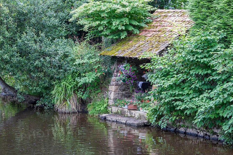 Historic wash house on the River Trieux, Pontrieux, Departement Cotes dArmor, Brittany, France, Europe