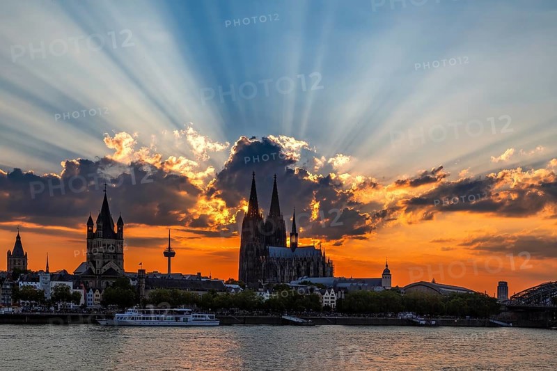 Tolle Sonnenbeams genau ueber dem Koelner Dom zum Sonnenuntergang