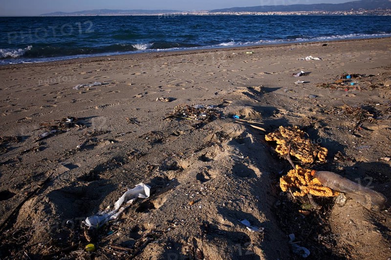Pollution, rubbish, litter, plastic waste, beach, sandy beach, sea, Peraia, also Perea, evening light, Thessaloniki, Macedonia, Greece, Europe