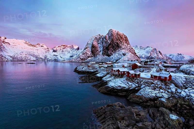Kurz vor Sonnenaufgang auf der Bruecke von Sakrisoy auf den Lofoten